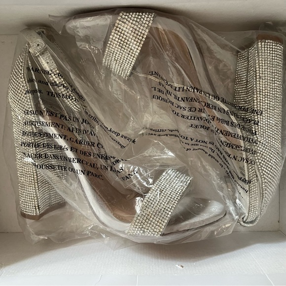 SOLD - Steve Madden Carrson R Sandals - Picture 3 of 5